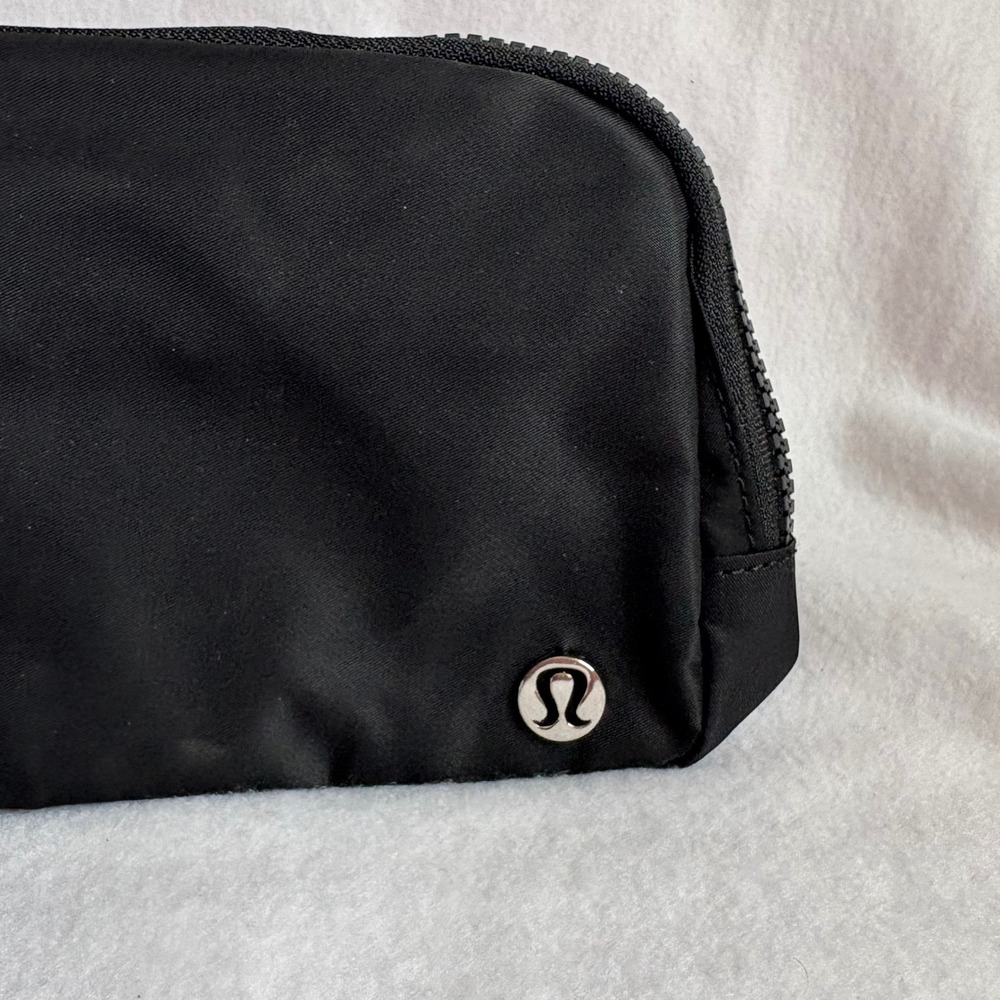 Lululemon Everywhere Belt Bag 1L Black Adjustable Waist Pack Fanny Pack - Picture 2 of 5